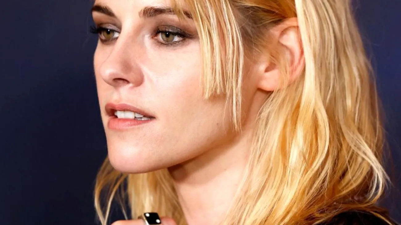 Da adolescente imbronciata a icona di stile: la rivoluzione personale di Kristen Stewart che sta ispirando migliaia di donne Tue Apr 22 2025 18:38:39 GMT+0000 (Coordinated Universal Time)"