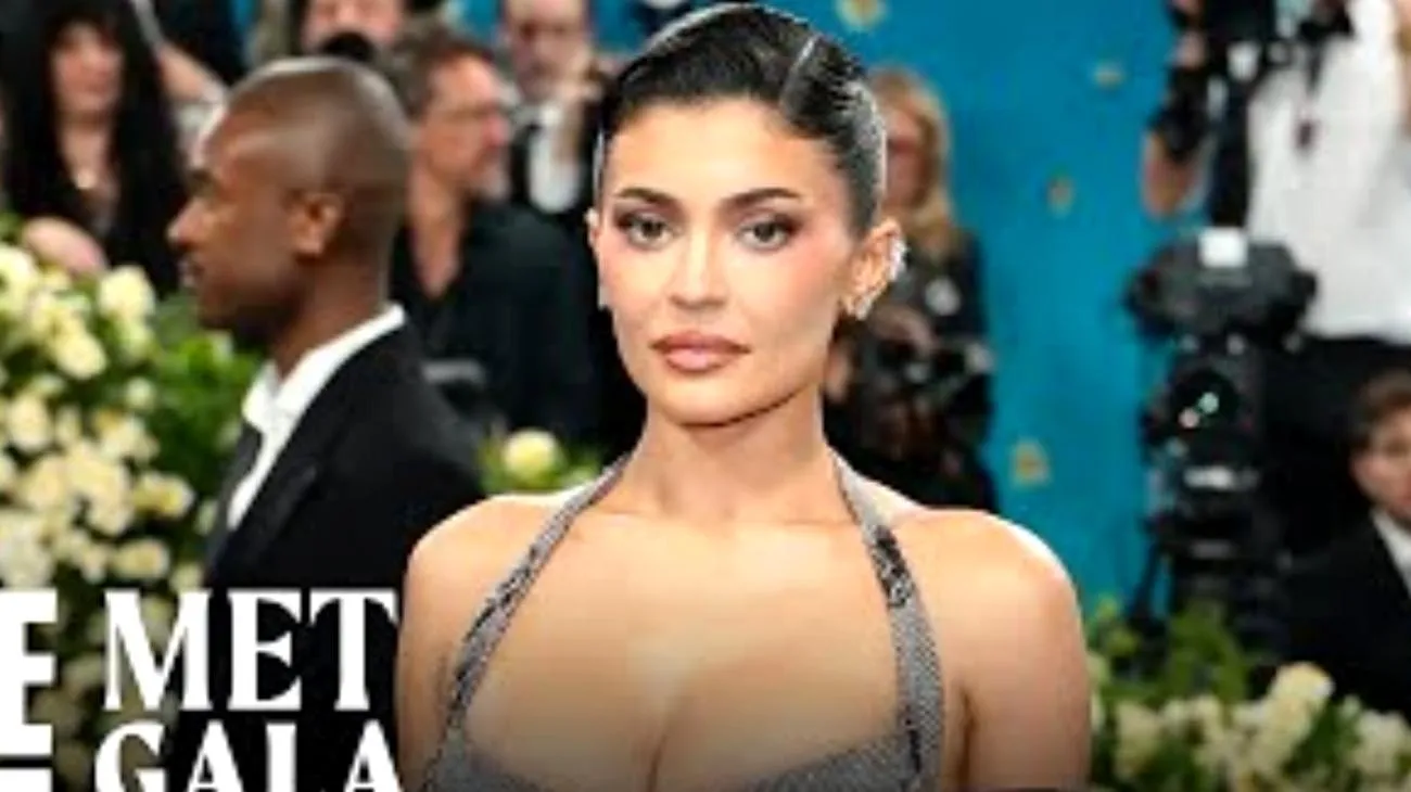 Il vestito di Kylie Jenner si blocca sul red carpet: la sua reazione cambia tutto quello che pensi degli errori Thu May 08 2025 07:32:36 GMT+0000 (Coordinated Universal Time)"
